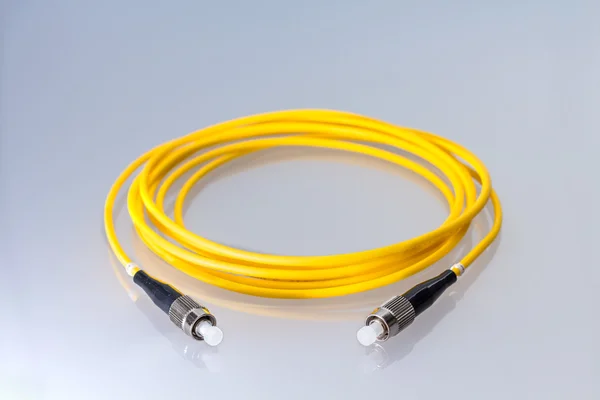 Fiber optic single-mode Fc jack över grå bakgrund. — Stockfoto