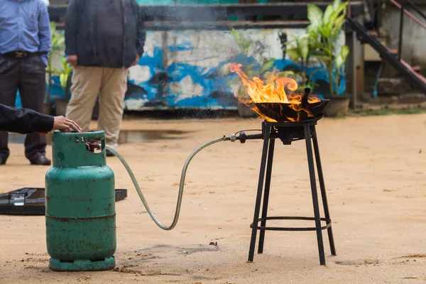 Opleiding basic van brandbestrijding testen Oil-fired warmte totdat de fl — Stockfoto