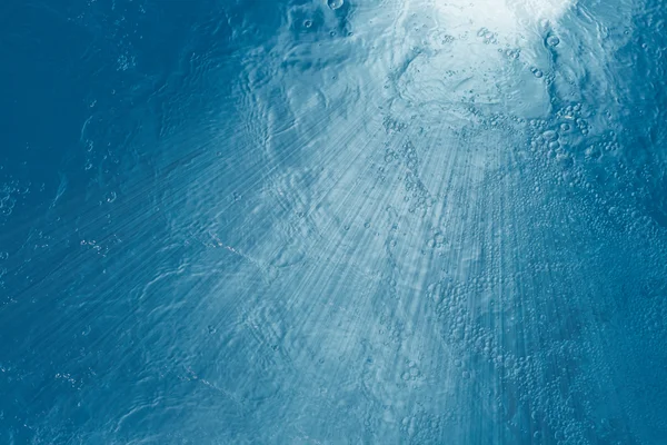 Ray bir güneş ışık altında mavi su.