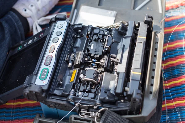 Fiber Uçbirleştirme araçları kullanmak için fiber optik kablo bağlamak