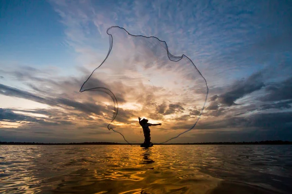 Рыбаки ловят рыбу по рыболовной сети — стоковое фото