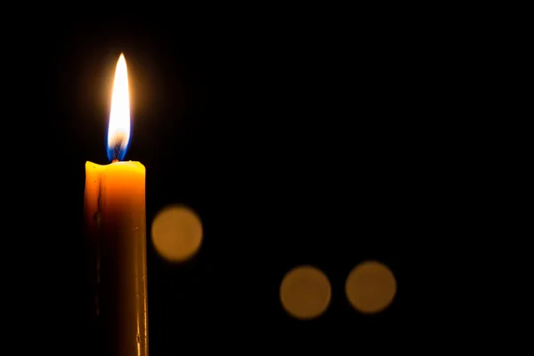 bokeh koyu zemin üzerine sarı mum