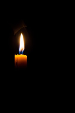 Arka planda sarı mum ve duman