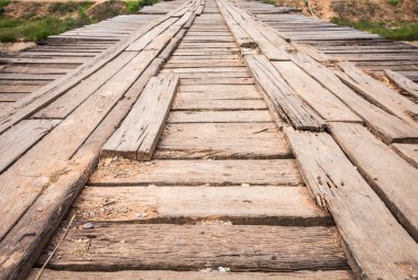 Eski ahşap köprü üzerinden kanal