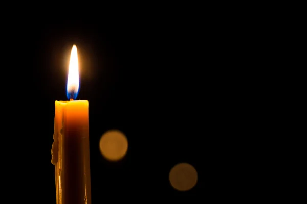 bokeh koyu zemin üzerine sarı mum