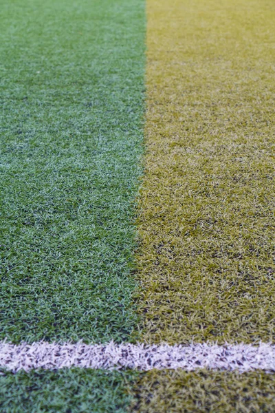 Modèle de gazon artificiel vert et jaune avec une ligne — Photo