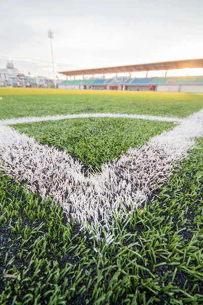 Campo de futebol relvado artificial, uma linha de marcador de canto — Fotografia de Stock