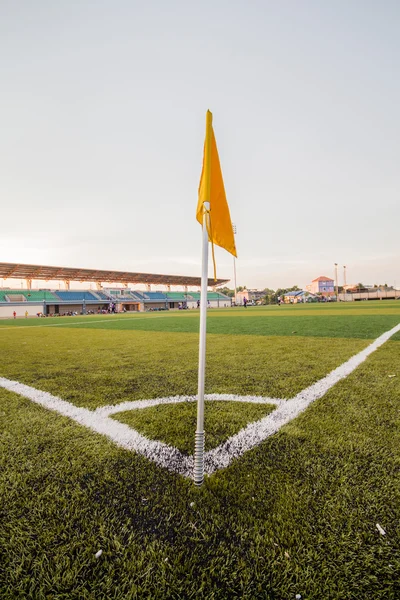 Gazon artificiel terrain de soccer, une ligne de marqueur de coin — Photo