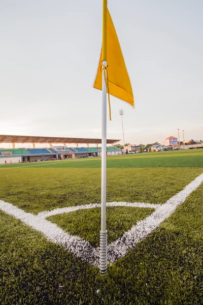 Gazon artificiel terrain de soccer, une ligne de marqueur de coin — Photo