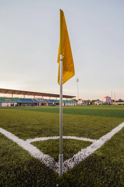 Campo de futebol relvado artificial, uma linha de marcador de canto — Fotografia de Stock