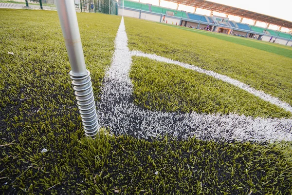 Gazon artificiel terrain de soccer, une ligne de marqueur de coin — Photo