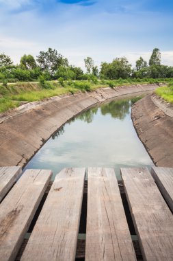 Eski ahşap köprü üzerinden kanal