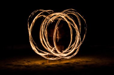 Ateş adamı göstermek bir dairesel hareket