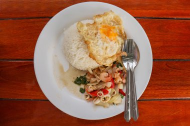 Tavuk Pad Kra ise ve kızarmış yumurta