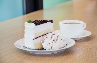 Yaban mersinli kek ve kahve