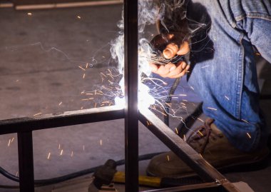 İşçi çelik kaynak