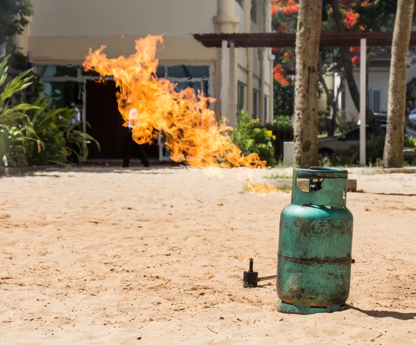 Grundlagen der Brandbekämpfungsprüfung Brände undichter Gastank — Stockfoto