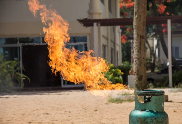 Opleiding brandbestrijding test branden lek gastank elementaire — Stockfoto