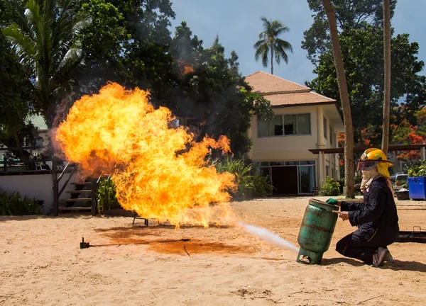 Opleiding brandbestrijding test branden lek gastank elementaire — Stockfoto