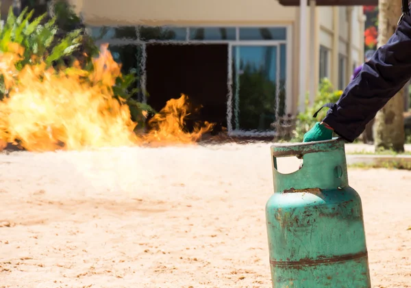 Demonstration des Feuers bei umgekehrtem Gastank — Stockfoto