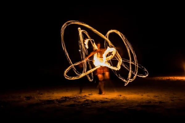 Le pompier montre un mouvement circulaire — Photo