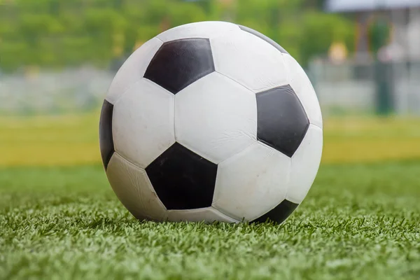 Pelota de fútbol en la hierba —  Fotos de Stock