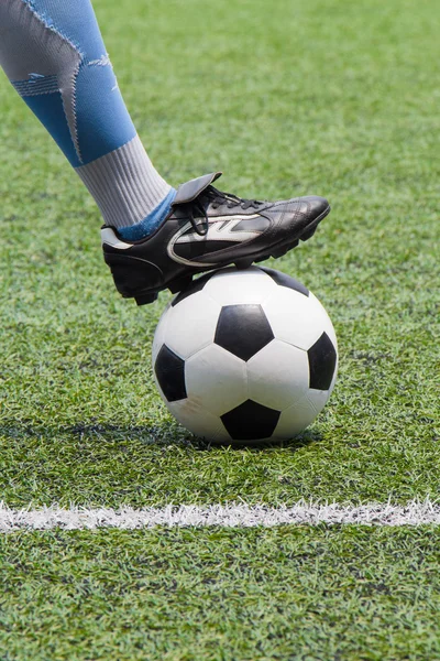 Bola de futebol com os pés — Fotografia de Stock