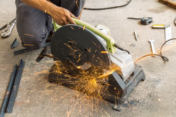 I lavoratori stanno tagliando l'acciaio — Foto Stock