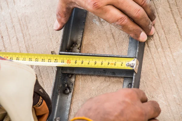 Measuring a steel — Stock Photo, Image