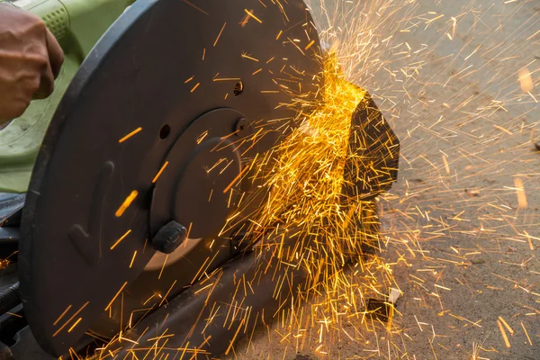 Les travailleurs coupent l'acier par machine de découpe de roue abrasive — Photo