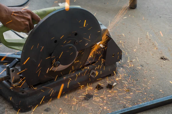 Les travailleurs coupent l'acier — Photo