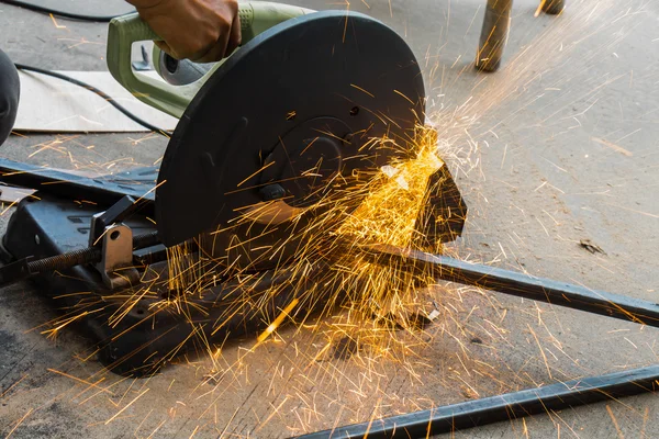 I lavoratori stanno tagliando l'acciaio — Foto Stock