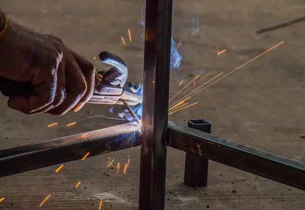 El trabajador está soldando el acero — Foto de Stock