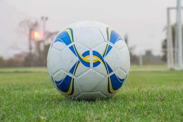 Bola de futebol na grama verde — Fotografia de Stock