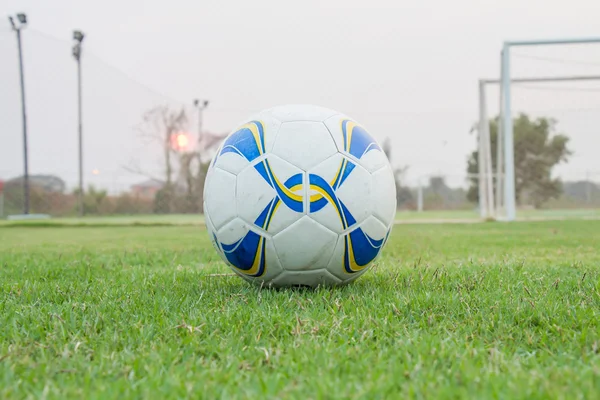 Ballon de football sur l'herbe verte — Photo