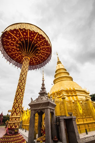 Gyllene pagod på Wat Phra att Hariphunchai i regnig dag, lam — Stockfoto