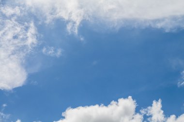 Bulutlu günlerde mavi gökyüzünde bulutlar