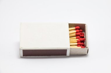 Beyaz arka planlı bir kutuda maç 