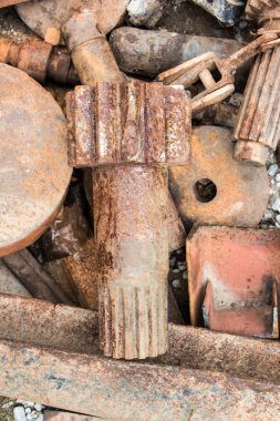 Dükkanda eski paslı hurda