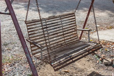 eski metal salıncak