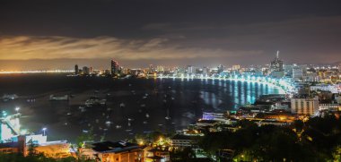 Pattaya şehir ve deniz alacakaranlık zaman, Tayland
