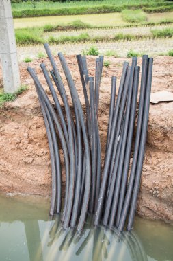 Güç dağıtım yere kablo sistemi yapım aşamasında. Throu