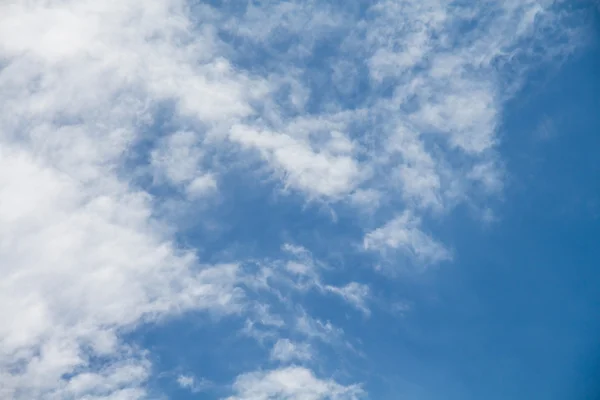 Mraky na modré obloze v zamračených dnech — Stock fotografie