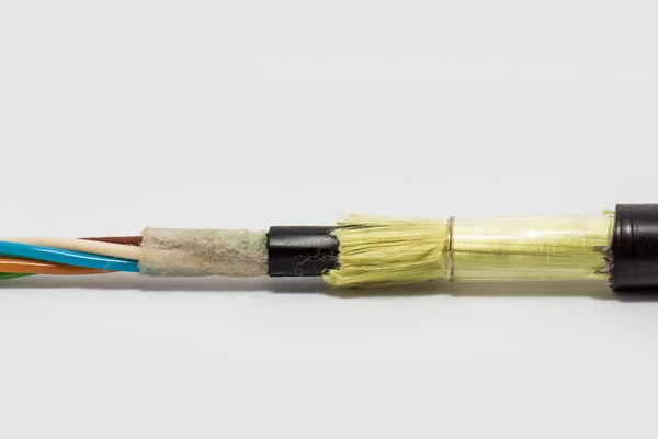 Beyaz arka planda fiber optik kablo
