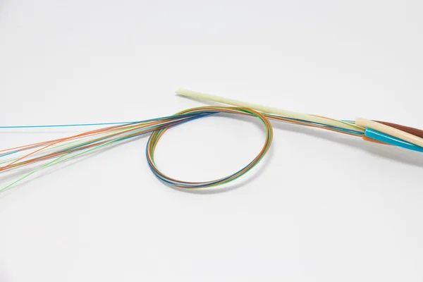 Kabel s optickým vláknem v bílém pozadí — Stock fotografie