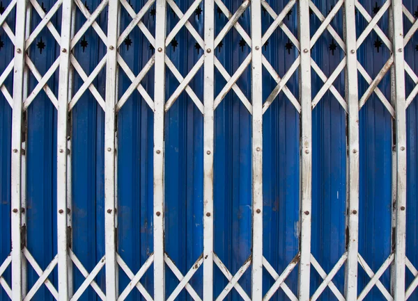 Tayland banliyösünde eski metal mavi kapı