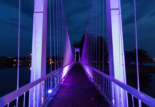 A ponte de corda de metal no parque no crepúsculo — Fotografia de Stock