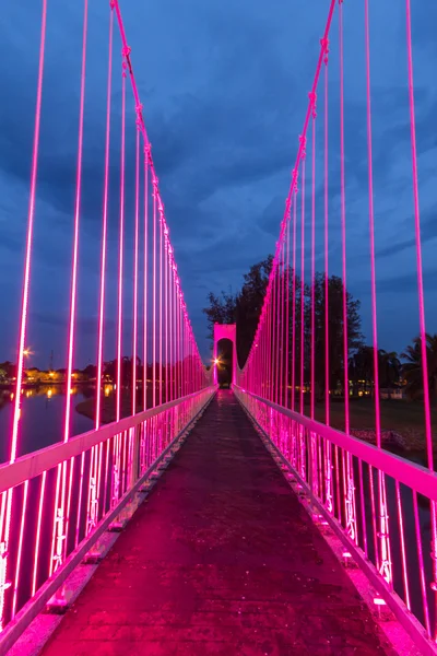 Il ponte di corda metallica nel parco al crepuscolo — Foto Stock