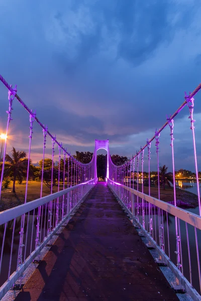 Il ponte di corda metallica nel parco al crepuscolo — Foto Stock