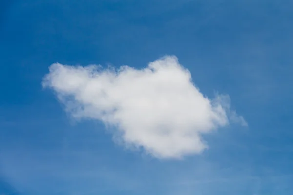 Molnen på den blå himlen i molniga dagar — Stockfoto